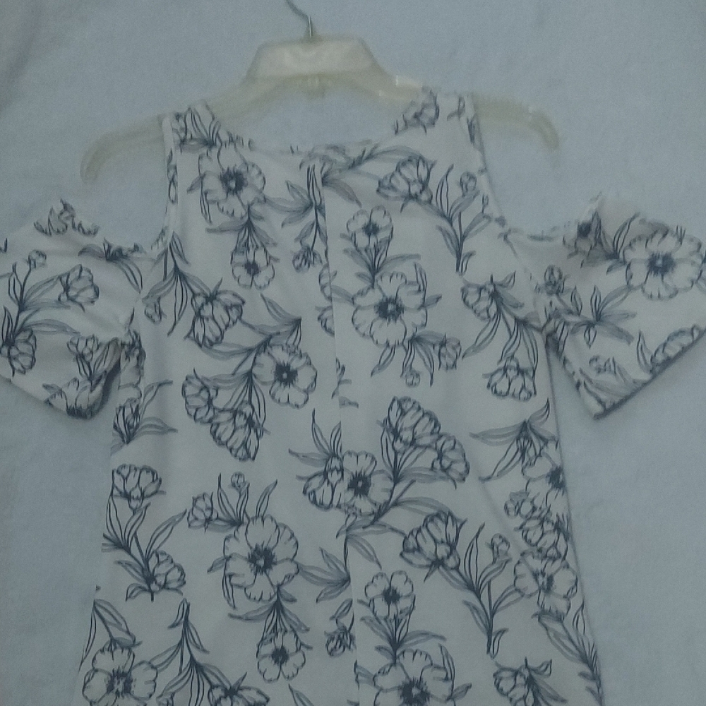 5/$10 Acting Pro White Floral Cold-Shoulder Blouse - Picture 13 of 15